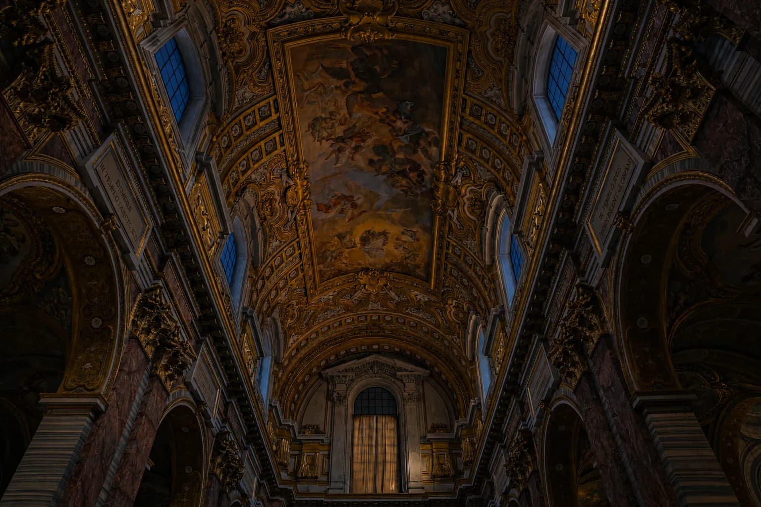 Interior de igreja barroca